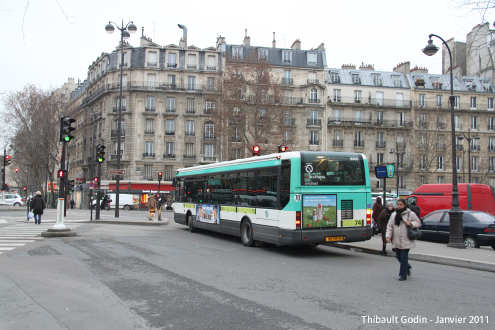 Bus 8300 (102 PYR 75) sur la ligne 74 (RATP) à Porte de Clichy (Paris)