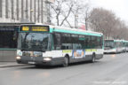 Bus 8300 (102 PYR 75) sur la ligne 74 (RATP) à Porte de Clichy (Paris)