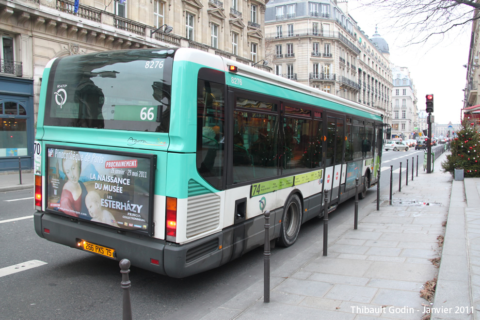 8276 (266 PXS 75) sur la ligne 74 (RATP) à Bourse du Commerce (Paris)