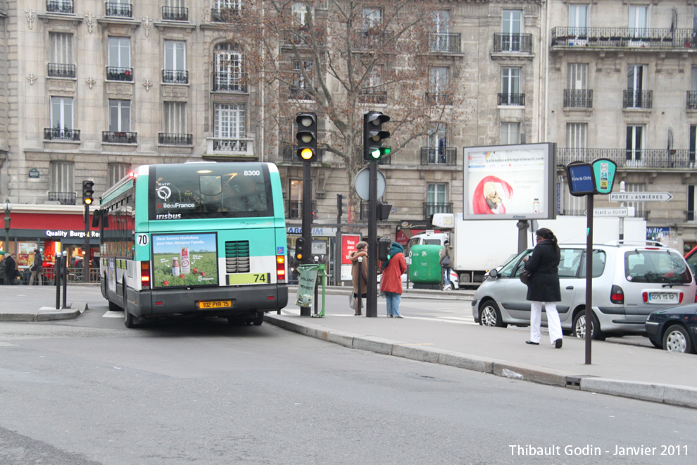 Bus 8300 (102 PYR 75) sur la ligne 74 (RATP) à Porte de Clichy (Paris)