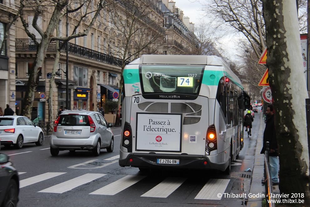 Bus 1327 (EJ-284-BN) sur la ligne 74 (RATP) à Pont Neuf (Paris)