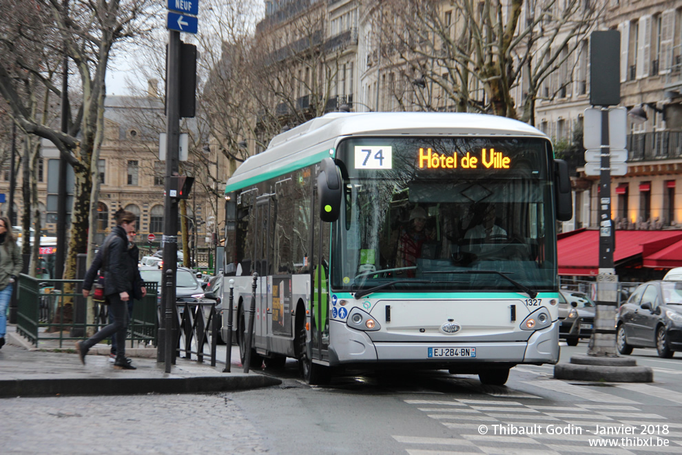 Bus 1327 (EJ-284-BN) sur la ligne 74 (RATP) à Pont Neuf (Paris)