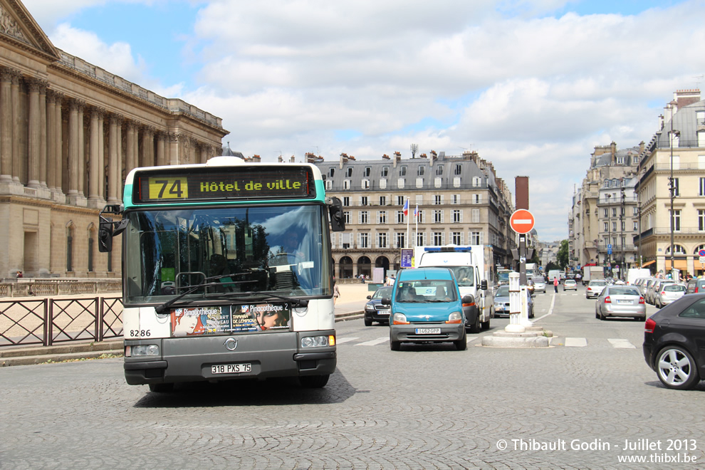 Bus 8286 (318 PXS 75) sur la ligne 74 (RATP) à Louvre - Rivoli (Paris)