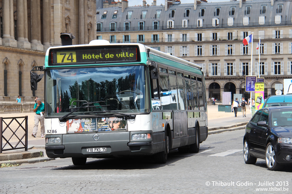 Bus 8286 (318 PXS 75) sur la ligne 74 (RATP) à Louvre - Rivoli (Paris)