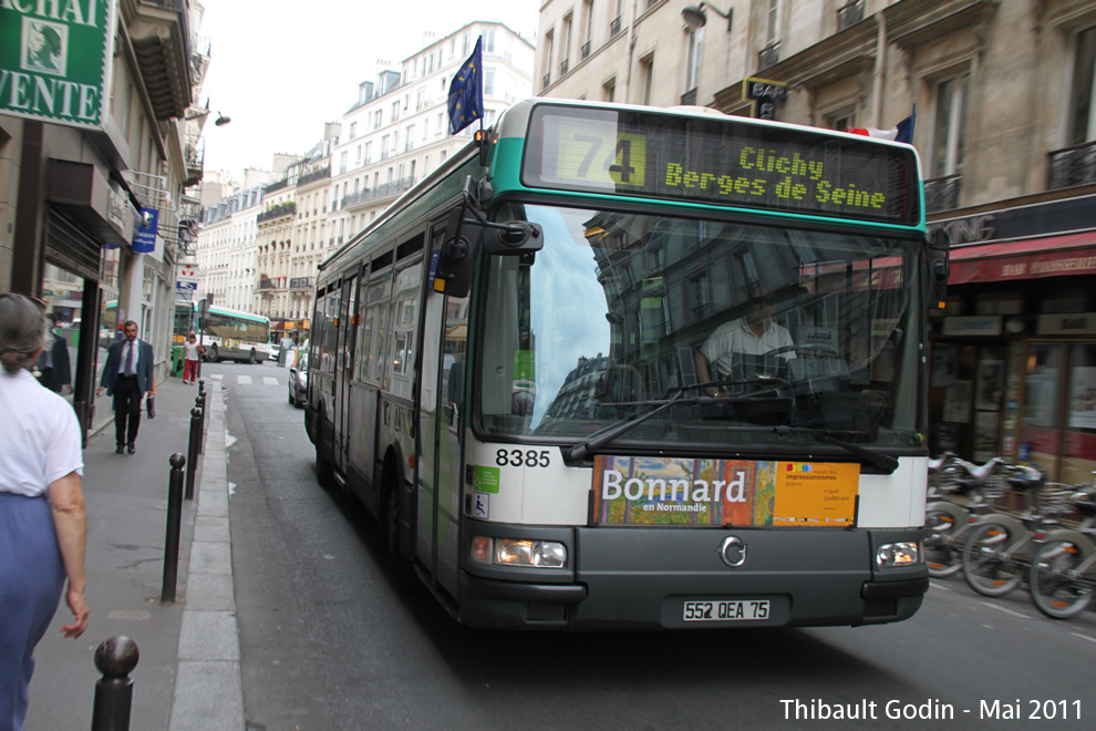 Bus 8385 (552 QEA 75) sur la ligne 74 (RATP) à Le Peletier (Paris)