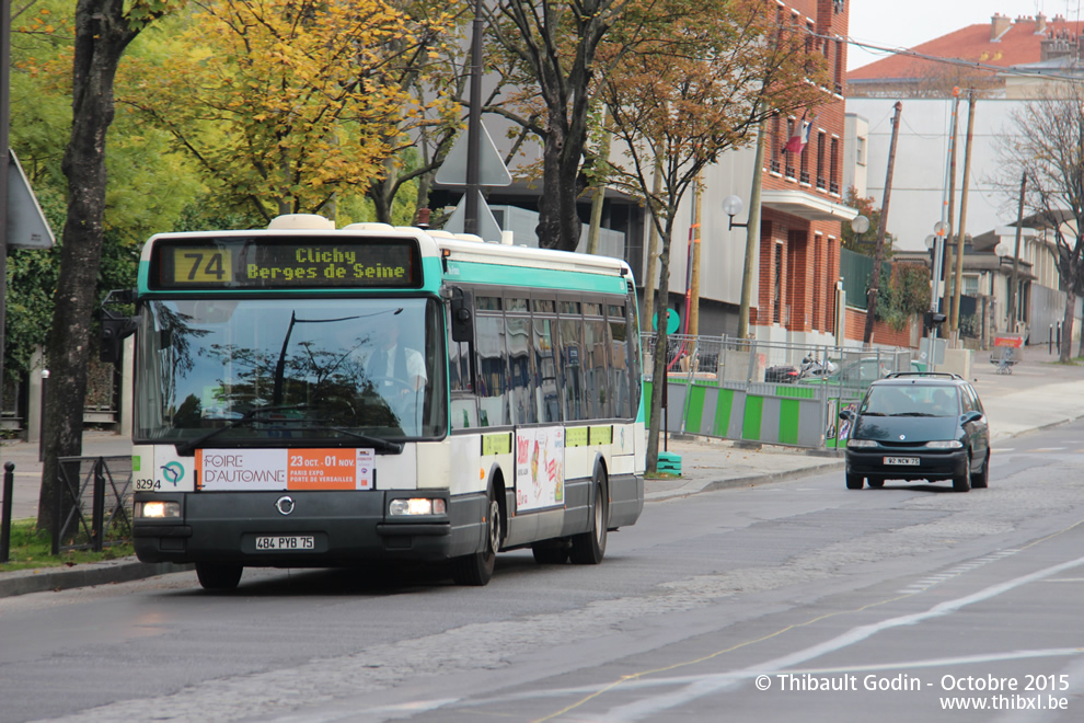 Bus 8294 (484 PYB 75) sur la ligne 74 (RATP) à Porte de Clichy (Paris)