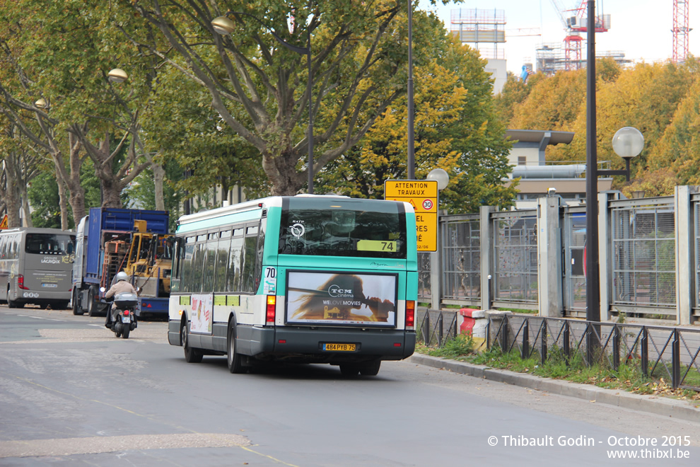 Bus 8294 (484 PYB 75) sur la ligne 74 (RATP) à Porte de Clichy (Paris)