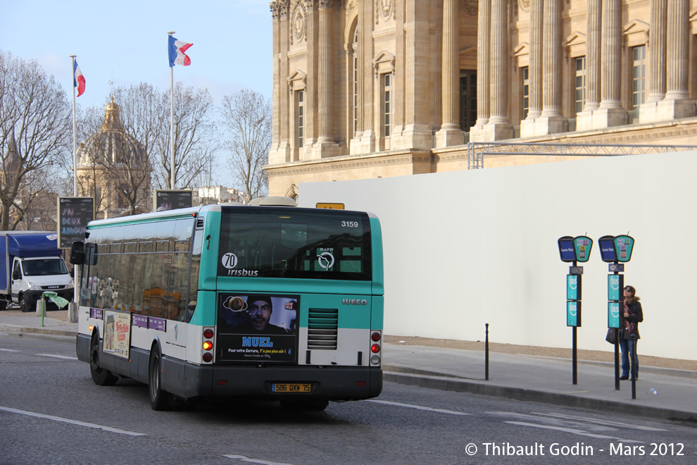 Bus 3159 (586 QXW 75) sur la ligne 76 (RATP) à Louvre - Rivoli (Paris)