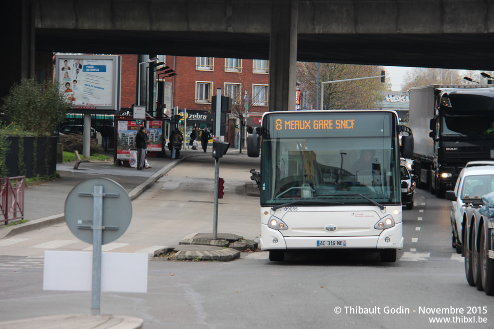 Bus 09085 (AC-316-NE) sur la ligne 8 (Trans Val de France) à Bondy