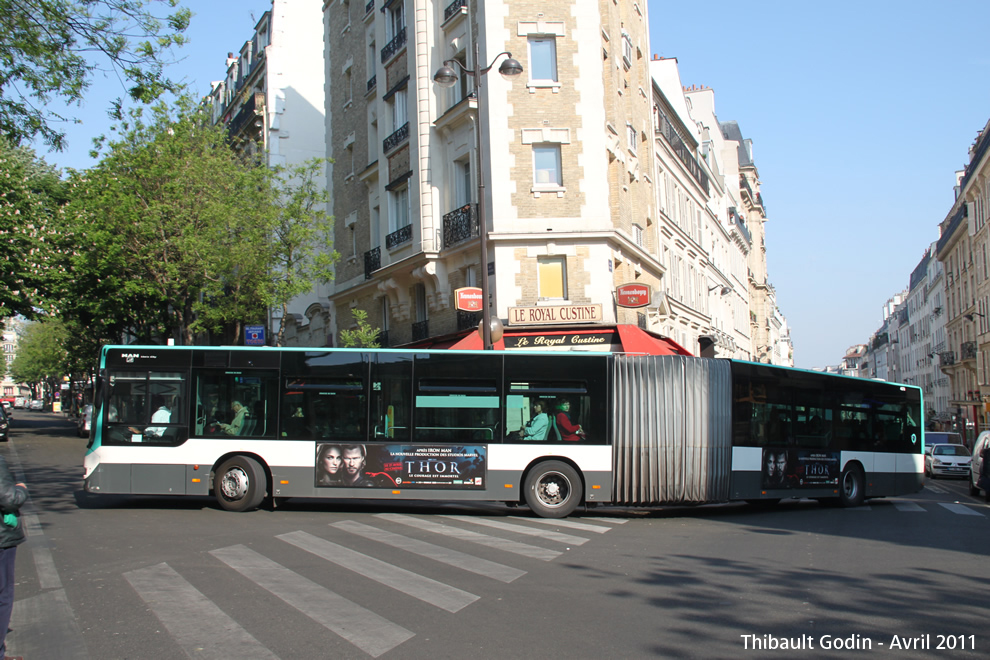 Bus 4679 (AB-738-NA) sur la ligne 80 (RATP) à Château Rouge (Paris)