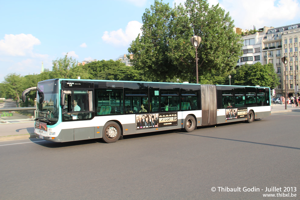 Bus 4673 (AC-141-GY) sur la ligne 80 (RATP) sur le Pont de l'Alma (Paris)