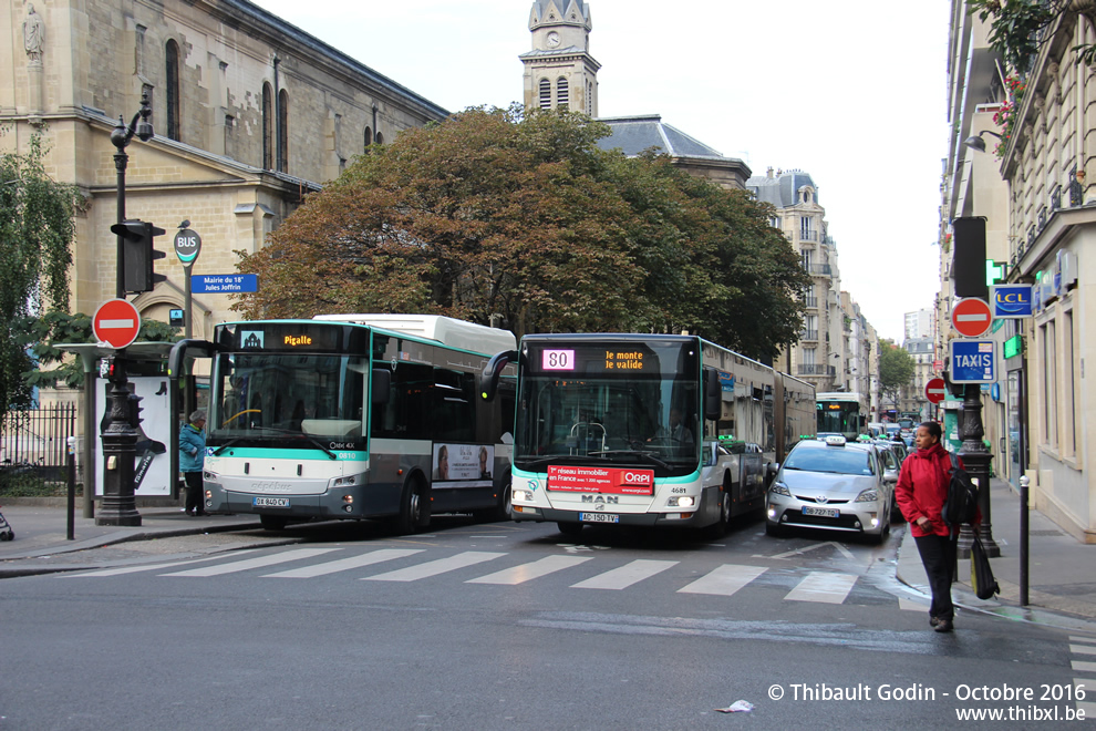 Bus 4681 (AC-150-TV) sur la ligne 80 (RATP) à Jules Joffrin (Paris)