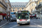 Bus 8168 (983 PLS 75) sur la ligne 81 (RATP) à Palais Royal Musée du Louvre (Paris)