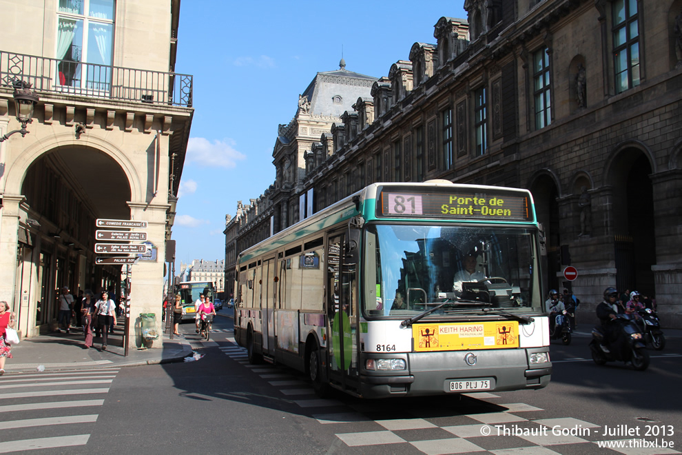 Bus 8164 (806 PLJ 75) sur la ligne 81 (RATP) à Palais Royal Musée du Louvre (Paris)