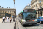 Bus 8169 (985 PLS 75) sur la ligne 81 (RATP) à Louvre - Rivoli (Paris)