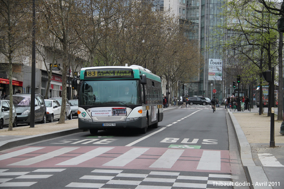Bus 9359 (264 QYQ 75) sur la ligne 83 (RATP) à Place d'Italie (Paris)