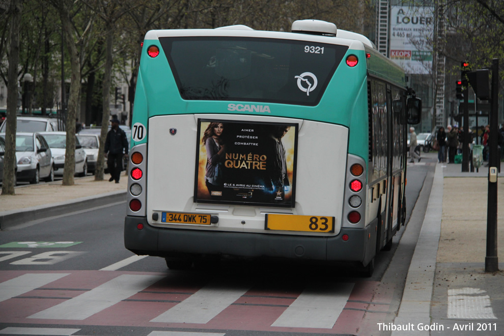 Bus 9321 (344 QWK 75) sur la ligne 83 (RATP) à Place d'Italie (Paris)