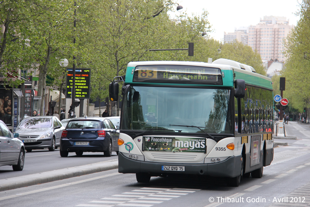 Bus 9355 (242 QYQ 75) sur la ligne 83 (RATP) à Port-Royal (Paris)