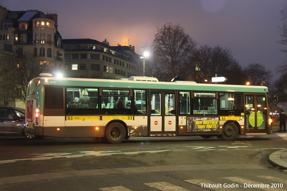 Bus 9319 (340 QWK 75) sur la ligne 83 (RATP) à Invalides (Paris)