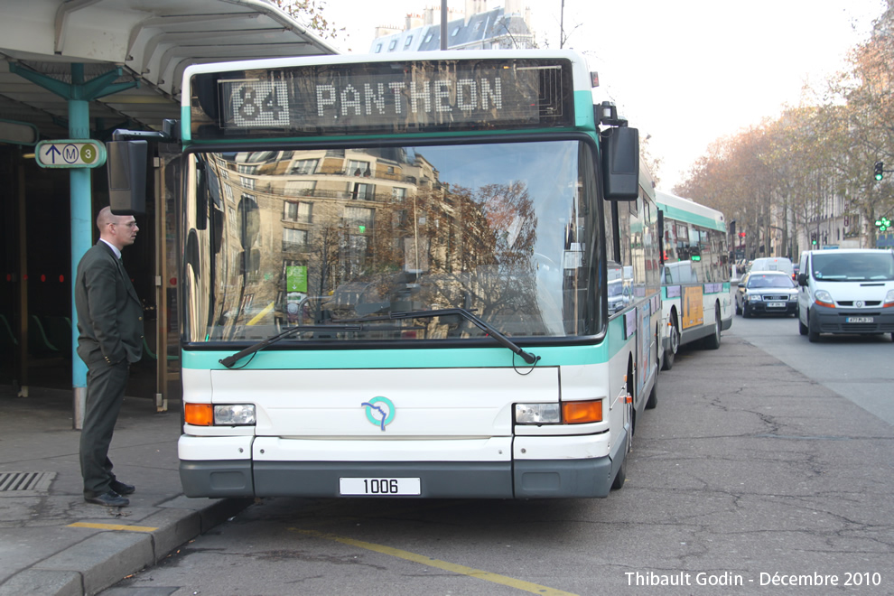 Bus 1006 sur la ligne 84 (RATP) à Porte de Champerret (Paris)