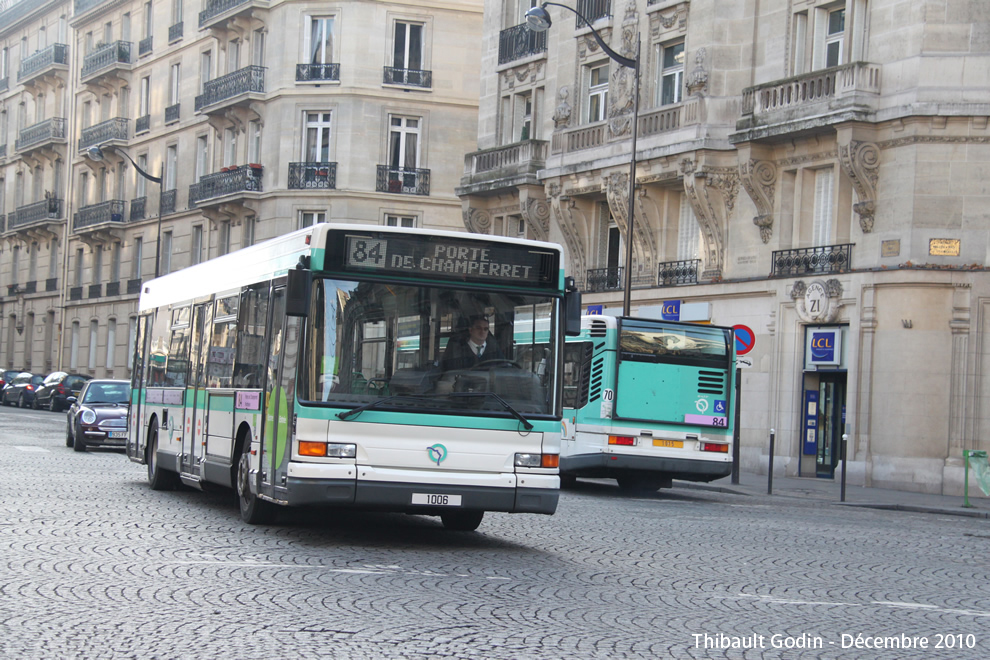 Bus 1006 sur la ligne 84 (RATP) à Courcelles (Paris)