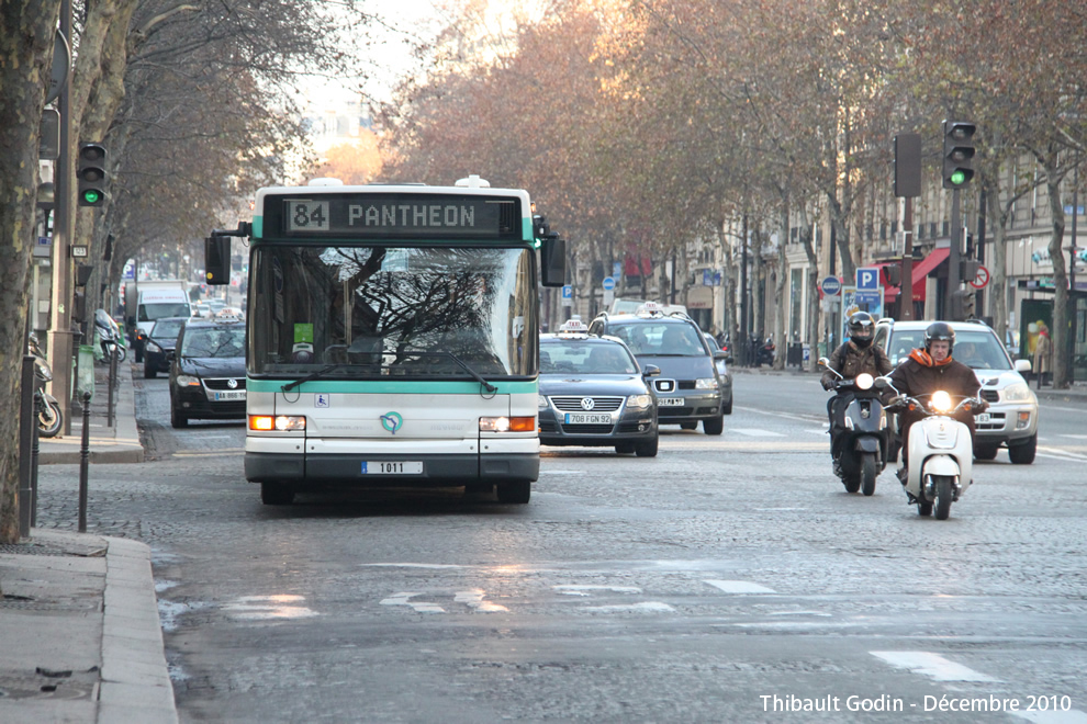 Bus 1011 sur la ligne 84 (RATP) à Haussmann (Paris)