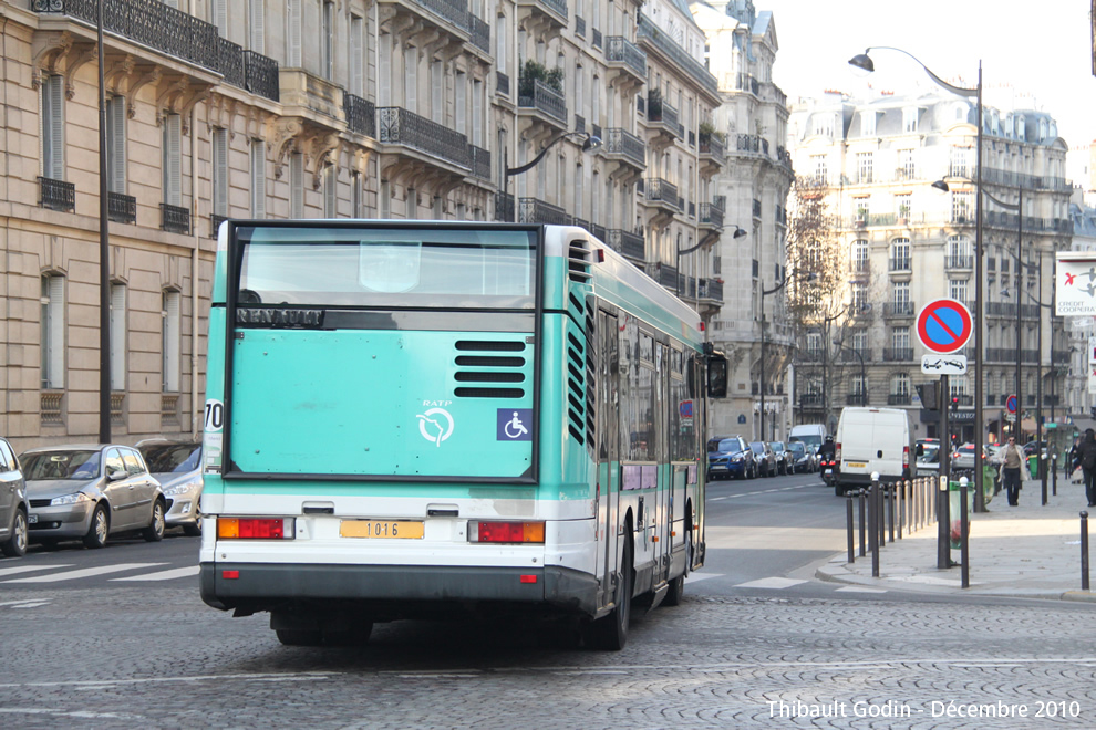 Bus 1016 sur la ligne 84 (RATP) à Courcelles (Paris)
