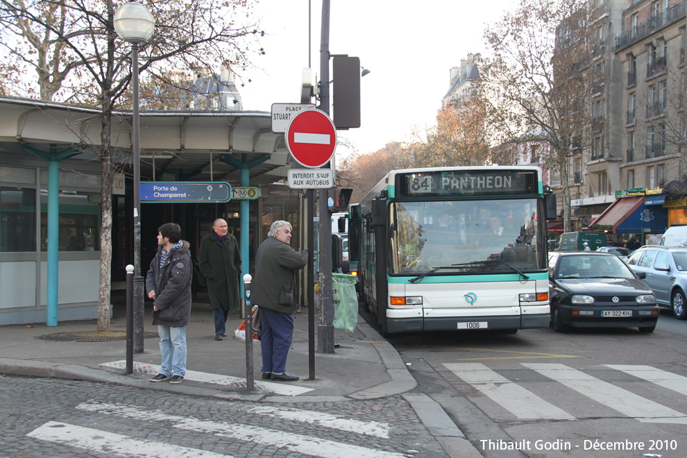 Bus 1006 sur la ligne 84 (RATP) à Porte de Champerret (Paris)