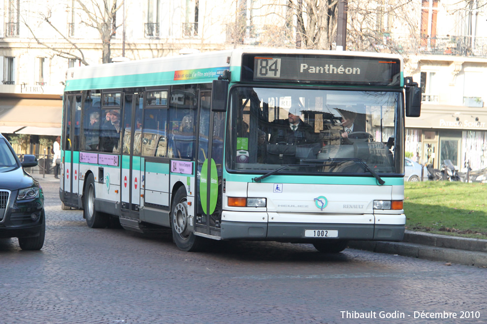 Bus 1002 sur la ligne 84 (RATP) à Pereire (Paris)