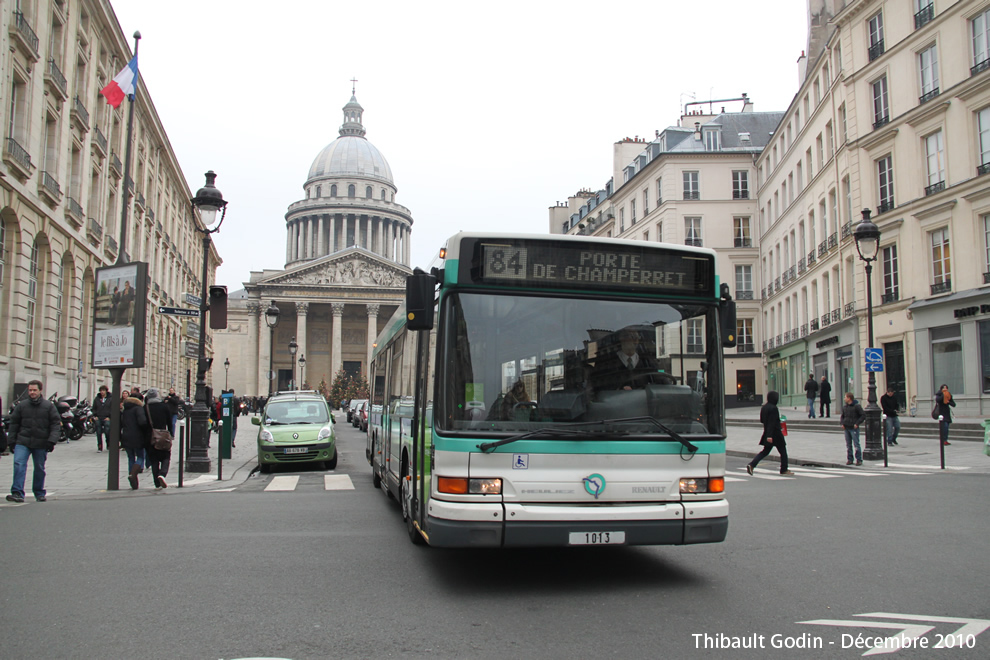 Bus 1013 sur la ligne 84 (RATP) à Panthéon (Paris)