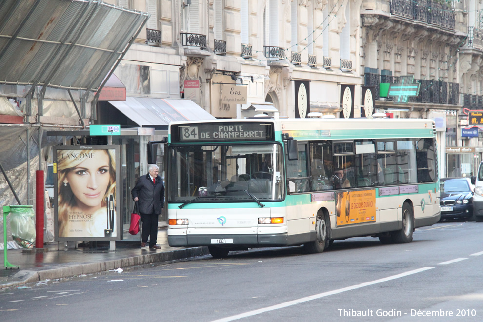 Bus 1021 sur la ligne 84 (RATP) à Courcelles (Paris)