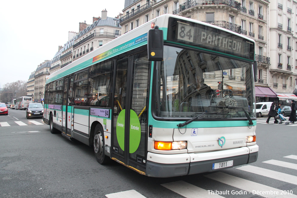 Bus 1011 sur la ligne 84 (RATP) à Panthéon (Paris)