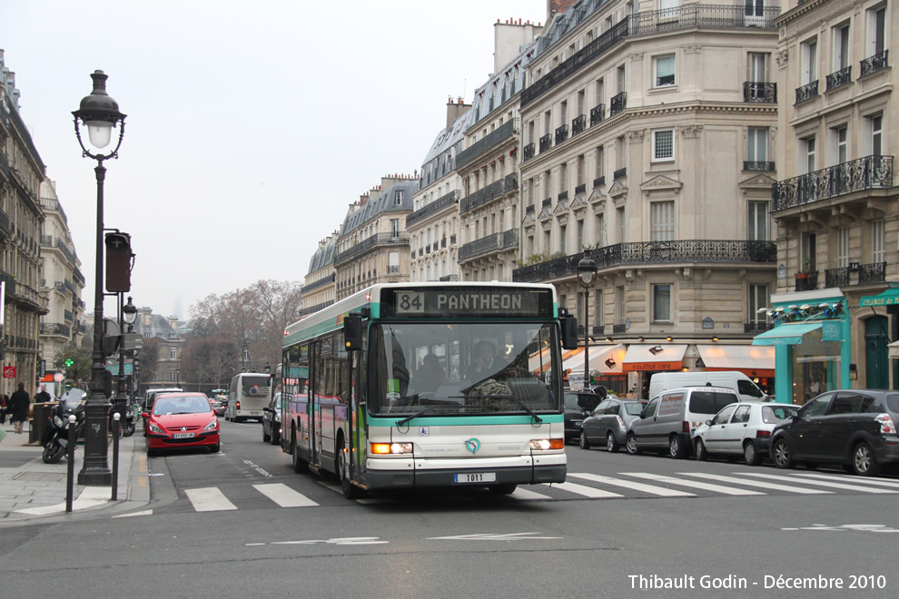 Bus 1011 sur la ligne 84 (RATP) à Panthéon (Paris)