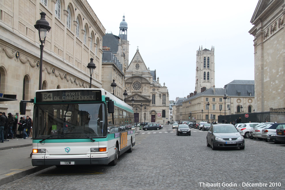 Bus 1020 sur la ligne 84 (RATP) à Panthéon (Paris)
