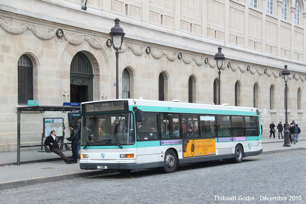 Bus 1020 sur la ligne 84 (RATP) à Panthéon (Paris)