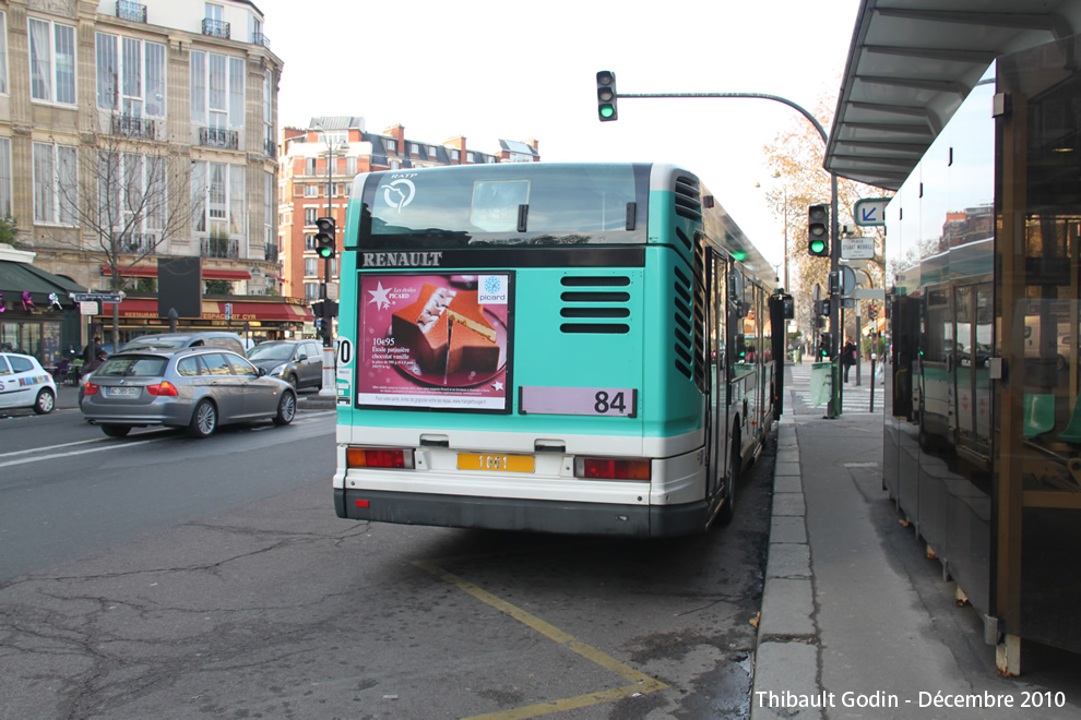 Bus 1001 sur la ligne 84 (RATP) à Porte de Champerret (Paris)