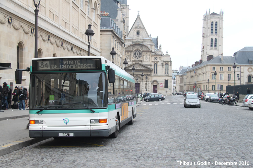 Bus 1020 sur la ligne 84 (RATP) à Panthéon (Paris)