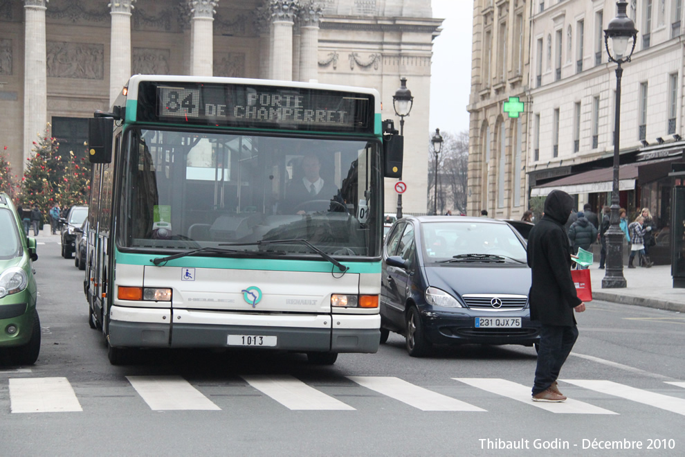 Bus 1013 sur la ligne 84 (RATP) à Panthéon (Paris)