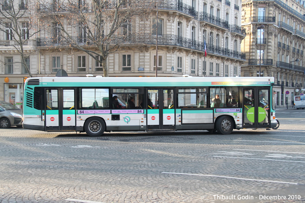 Bus 1015 sur la ligne 84 (RATP) à Saint-Augustin (Paris)