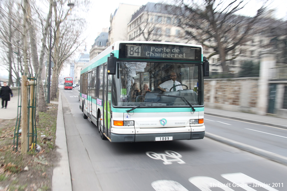 Bus 1009 sur la ligne 84 (RATP) à Musée d'Orsay (Paris)