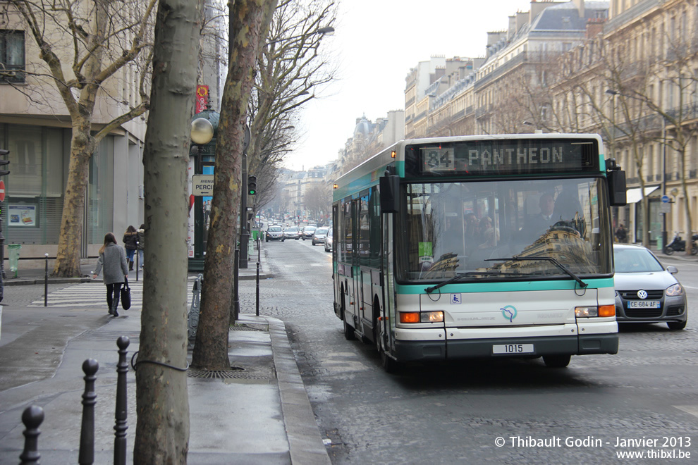 Bus 1015 sur la ligne 84 (RATP) à Haussmann (Paris)