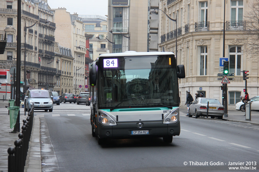 Bus 8678 (CP-354-RZ) sur la ligne 84 (RATP) à Courcelles (Paris)