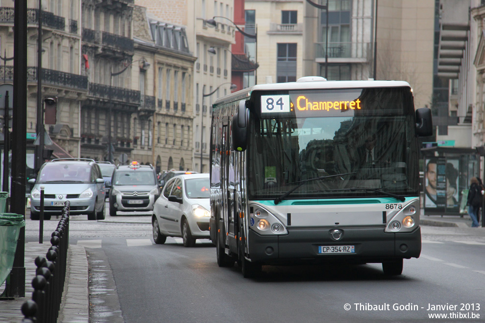 Bus 8678 (CP-354-RZ) sur la ligne 84 (RATP) à Courcelles (Paris)