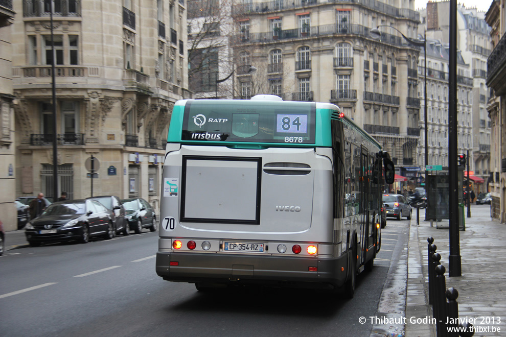 Bus 8678 (CP-354-RZ) sur la ligne 84 (RATP) à Courcelles (Paris)