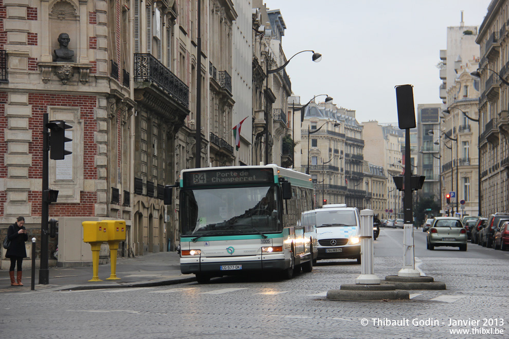 Bus 1005 (CG-577-QK) sur la ligne 84 (RATP) à Courcelles (Paris)