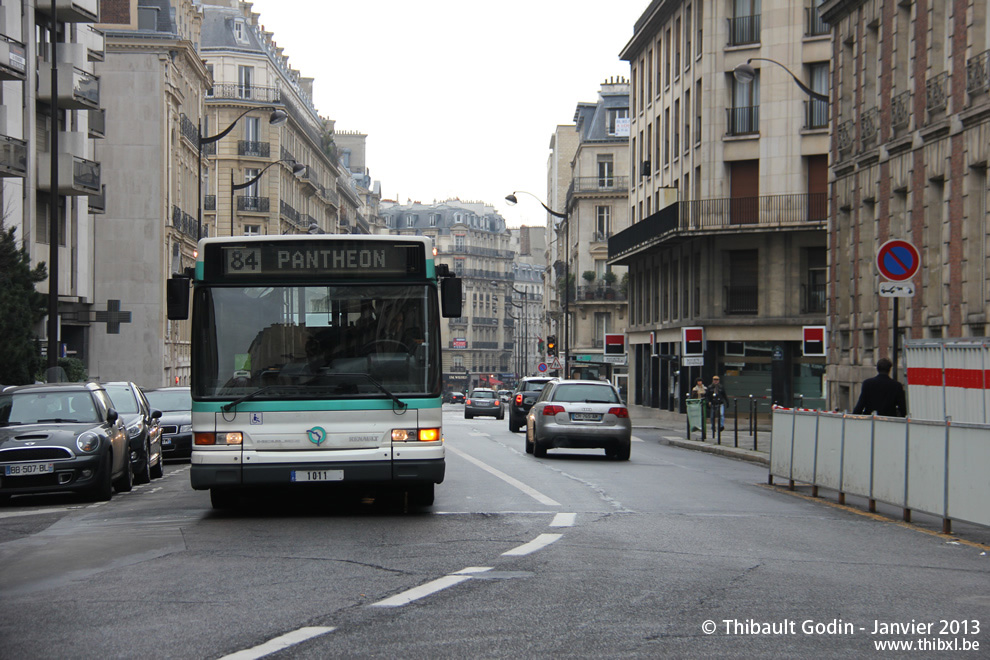 Bus 1011 sur la ligne 84 (RATP) à Courcelles (Paris)