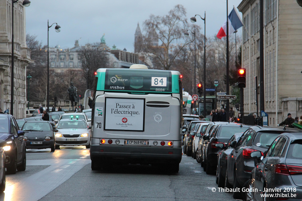 Bus 8684 (CP-948-RZ) sur la ligne 84 (RATP) à Musée d'Orsay (Paris)