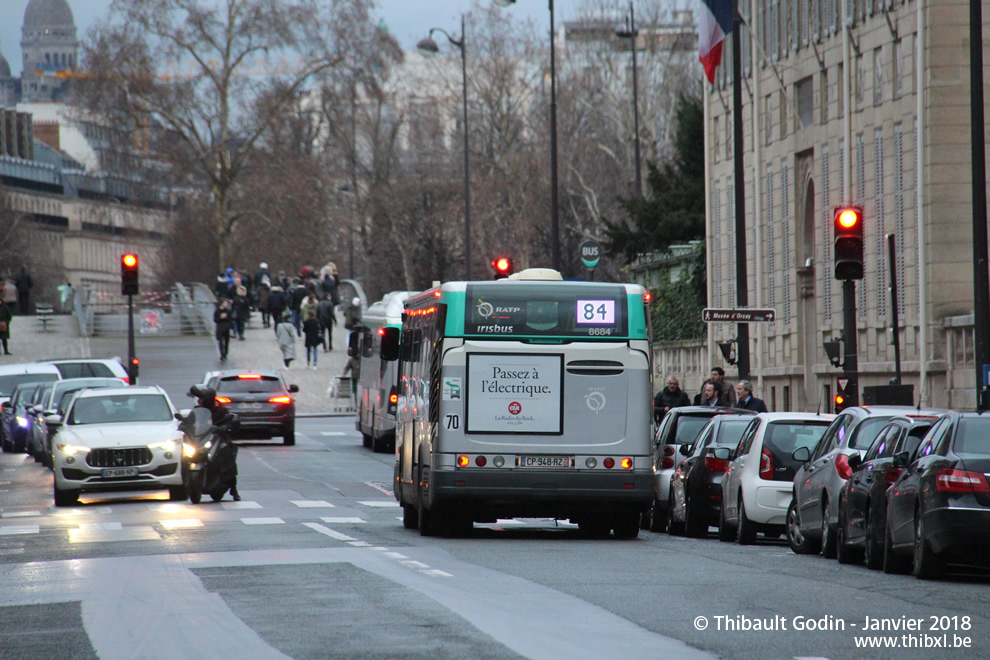 Bus 8684 (CP-948-RZ) sur la ligne 84 (RATP) à Musée d'Orsay (Paris)