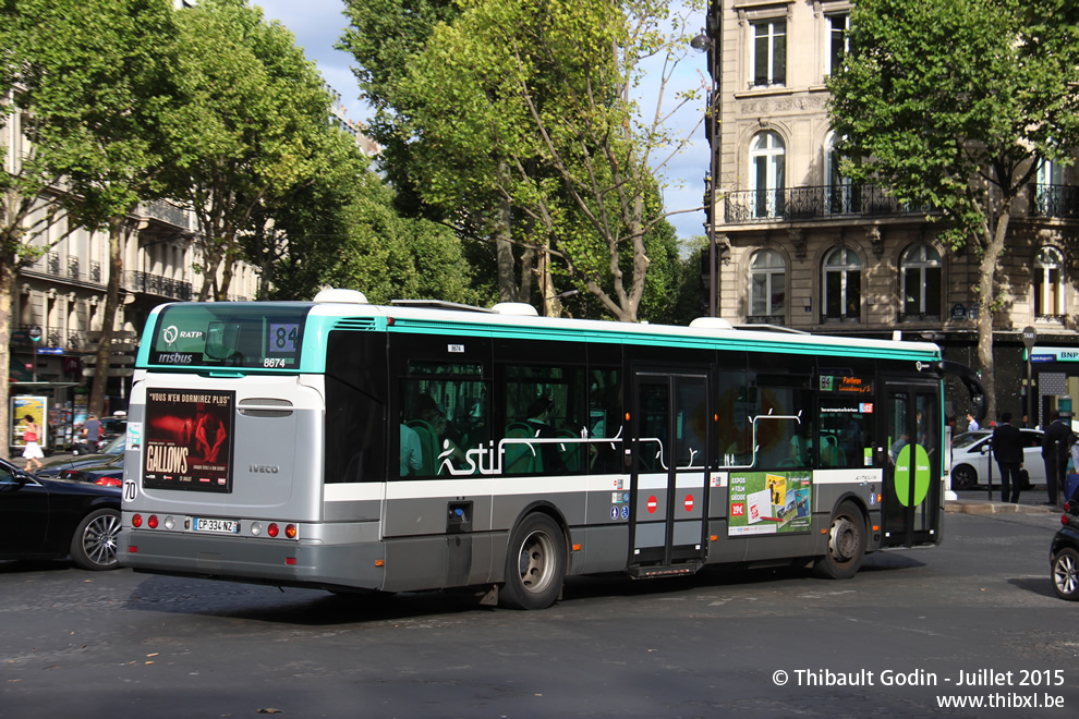 Bus 8674 (CP-334-NZ) sur la ligne 84 (RATP) à Saint-Augustin (Paris)