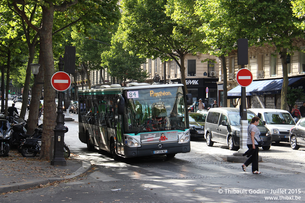 Bus 8674 (CP-334-NZ) sur la ligne 84 (RATP) à Saint-Augustin (Paris)